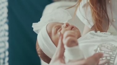 Genç anne üzerinde ellerini küçük yeni doğan bebek çok güzel tutar. Kapalı atış kapatın