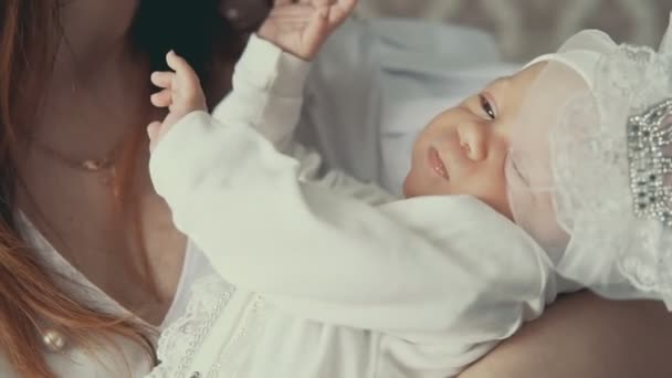 Adorable bebé recién nacido en manos de las madres. Primer plano tiro en el interior — Vídeo de stock