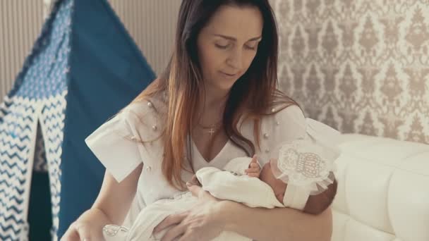 Bebé recém-nascido adorável nos braços das mães. Fechar tiro dentro de casa — Vídeo de Stock