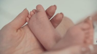 Yeni doğan bebek anne kalp ayaklarda el şeklinde. Anne ve çocuk
