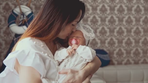 Hermoso bebé recién nacido en brazos de madres. Primer plano tiro en el interior — Vídeos de Stock