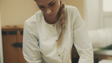 Yordam spa salonda kadın geri masaj. Eller masör.
