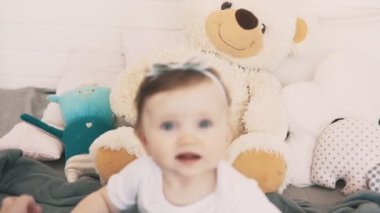 Genç anne ve kızı yatak yavaş hareket eğleniyor