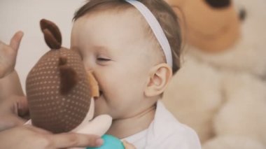 Genç kız ağır çekimde peluş oyuncak ile eğleniyor
