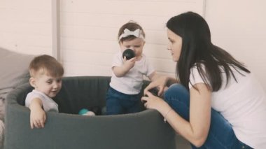 Sevimli aile oyun havuz topları. Anne, baba, oğlu ve kızı eğleniyor