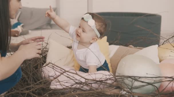 Jonge moeder en dochter met plezier in de slaapkamer in slow motion — Stockvideo