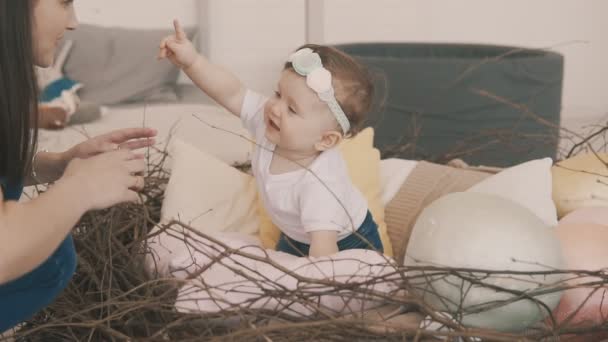 Jeune mère et sa fille s'amusent dans la chambre au ralenti — Video