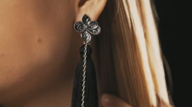 Güzel kadın güzel küpe koyar. Yakın çekim