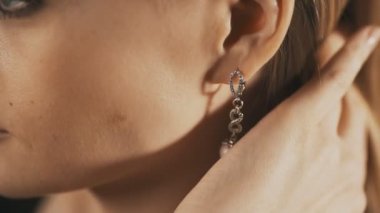 Güzel kadın güzel küpe koyar. Yakın çekim