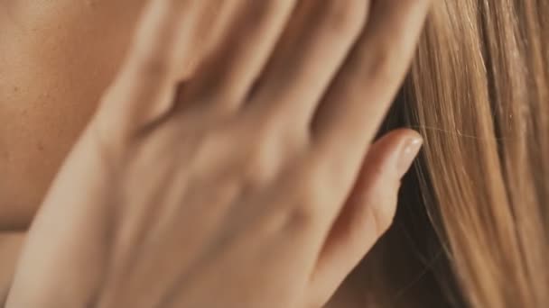 Elegante dame met mooie oorbellen. Close-up — Stockvideo
