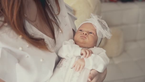 Bebé recém-nascido adorável nas mãos das mães. Fechar tiro dentro de casa — Vídeo de Stock