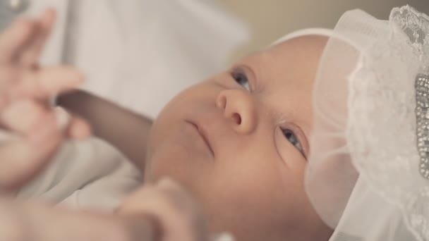 Pasgeboren bedrijf moeders hand. Close-up in slow motion. Familie concept — Stockvideo