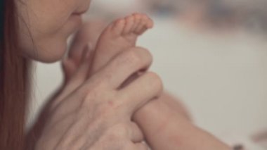 Öpüşme küçük bebek kızlar ayaklar güzel genç anne