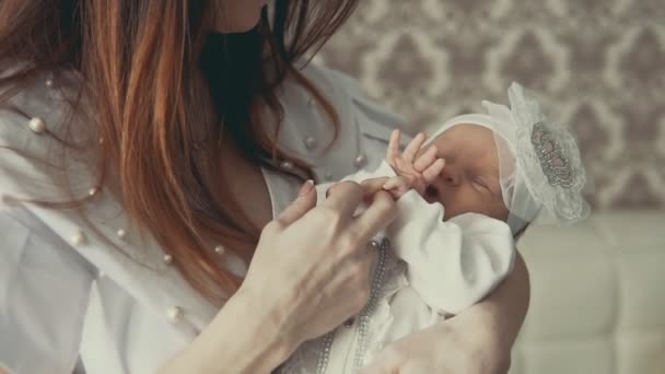 Красивый младенец на руках у матерей. Закрыть снимок в помещении — стоковое видео