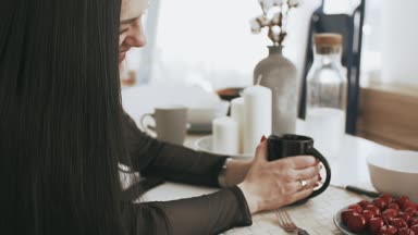 Mutlu genç aile tatil günlerinde evde mutfakta Kahvaltı