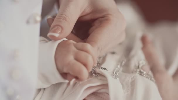 Newborn holding mothers hand. Close up in slow motion — Stock Video