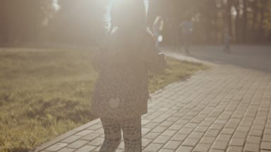 Küçük kız slomo kaldırım ile boşaltmak, pembe scooter üzerinde binmek için de geçerli