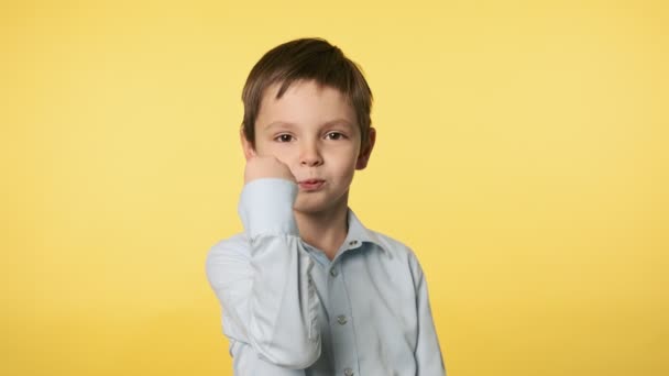 Niño Caucásico Con Camisa Azul Haciendo Tonta Cara Divertida Fondo — Vídeos de Stock