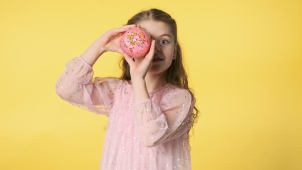 Glückliches Schönes Mädchen Rosa Kleid Das Mit Rosa Donut Spielt — Stockvideo