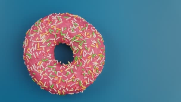 Heerlijke Zoete Donut Draaiend Blauwe Achtergrond Bovenaanzicht Van Het Draaien — Stockvideo