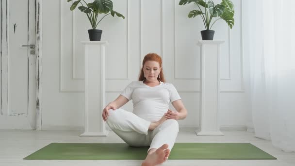 Een Jonge Zwangere Vrouw Lotuspositie Vrouw Witte Kleren Die Yoga — Stockvideo