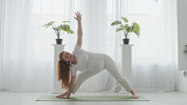 Active Pregnant Woman Beautiful Redhead Pregnant Doing Yoga Floor Home — Stock Video