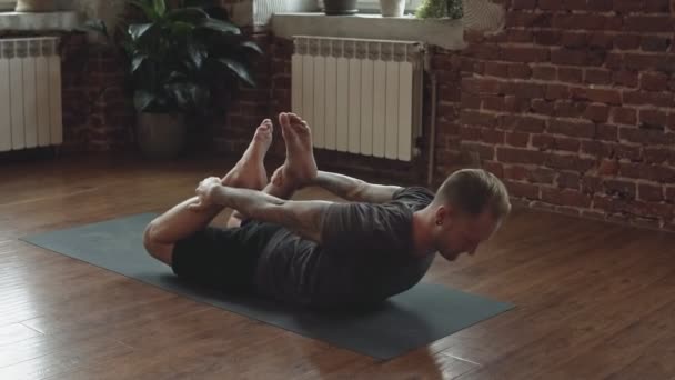 Close Van Jonge Man Doet Yoga Studio Met Houten Vloer — Stockvideo