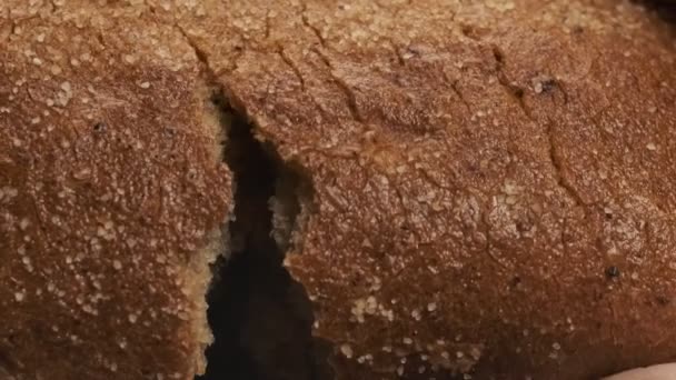 自家製パンを壊すベイカーの手 オーガニックフードとベーカリーのコンセプト 全粒パン スーパークローズアップビューで4K Uhd — ストック動画