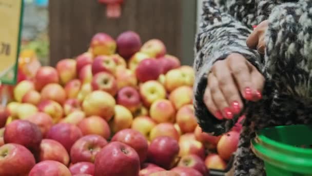 Frau kauft Äpfel im Supermarkt. Afrikanische Amerikanerin wählt Früchte aus — Stockvideo