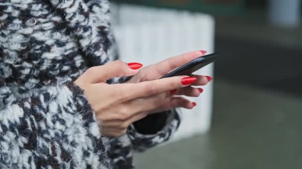 Žena se těší mobilní technologie venku a chatování. Žena používající smartphone — Stock video