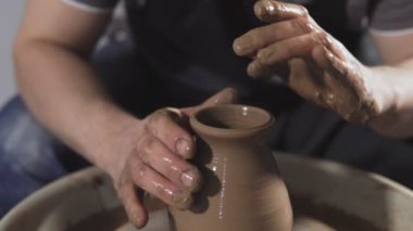 Çömlekçi iş yakın çekim üst görünümü. İnsan elleri kil sürahi yapıyor. Atölyede heykeltıraş kil dışarı sürahi yapar. El yapımı. Zanaat.