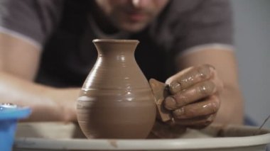 Potter yakın yukarı Potters tekerlek üzerinde ürün oluşturur