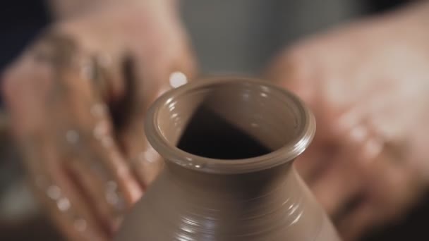Bovenaanzicht van pottenbakker creëert kruik op pottenbakkerswiel — Stockvideo
