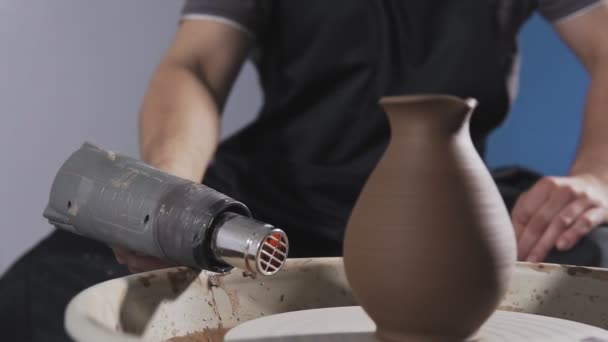 ドライヤー付きポッタードライ粘土ジャグ。粘土の水差しを作る男の手。手作り。クラフト — ストック動画