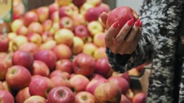 Mulher Comprar Maçãs Supermercado Close Fêmea Afro Americana Escolhendo Frutas — Vídeo de Stock