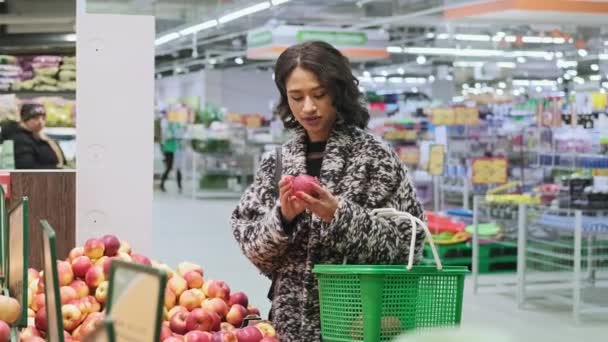 Γυναίκα Αγοράζει Μήλα Στο Σούπερ Μάρκετ Μεσαίο Αφρικανικής Αμερικής Θηλυκό — Αρχείο Βίντεο