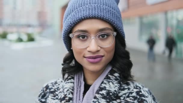 Zbliżenie Portret Pięknej Mieszanej Kobiety Rasy Młoda Kobieta Okularach Patrząca — Wideo stockowe