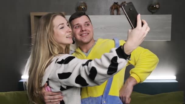 Casal jovem feliz fazendo selfie em casa. Homem e mulher relaxando em casa — Vídeo de Stock