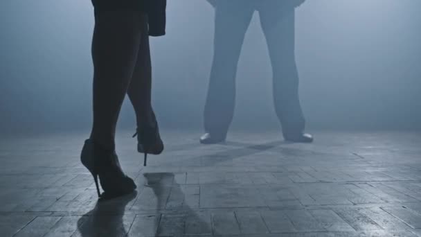 Mladá Žena Přichází Partnerovi Pohled Zblízka Nohy Silueta Tanečnic Zakouřeném — Stock video