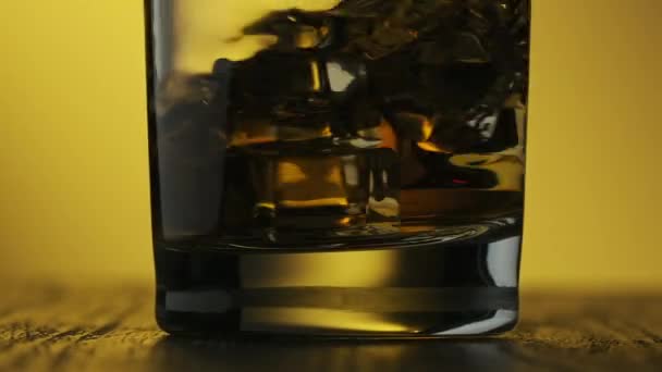 Verre Avec Whisky Tournant Table Bois Gros Plan Whisky Avec — Video