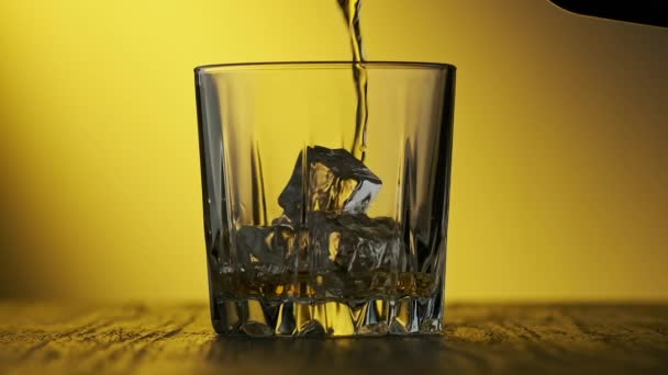 Whisky Vertido Vidrio Sobre Fondo Amarillo Primer Plano Del Vaso — Vídeo de stock