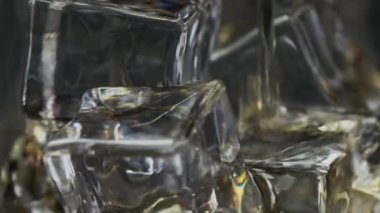 Bardağa viski ya da rom dök. Buzlu makro viski.