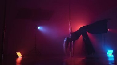 Direkte dans eden genç bir kadın. Kırmızı ve mavi ışık. Kadın dansçının silueti.