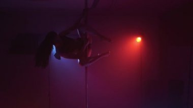 Seksi vücutlu güzel dansçı kız ağır çekimde dans ediyor. 4K, UHD