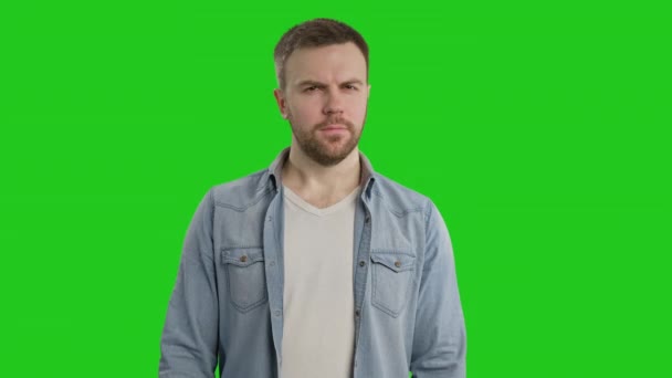 Ciddi Sakallı Bir Adam Hayır Deyip Parmağını Sallıyor Yeşil Arka — Stok video