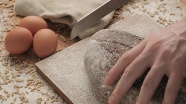 Männlicher Koch Schneidet Braunes Brot Auf Einem Hölzernen Schneidebrett Bio — Stockvideo