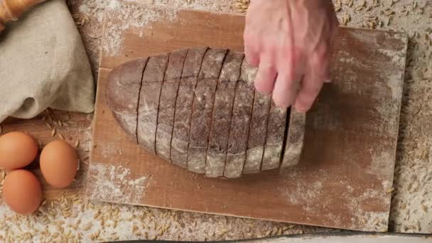 Handen Van Een Man Die Brood Pakt Verse Sneetjes Brood — Stockvideo