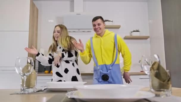 Kıyafetleri Giymiş Dans Eden Mutfakta Eğlenen Iki Beyaz Insan Genç — Stok video