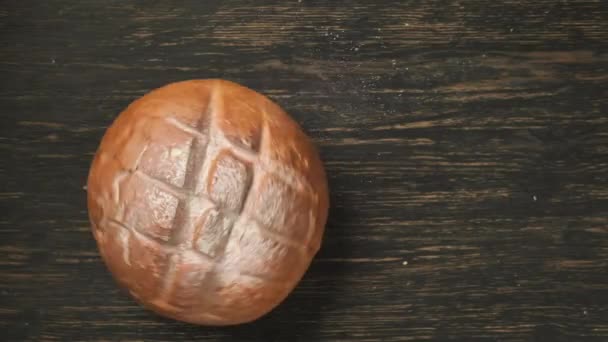 Bun Περιστρέφεται Στο Τραπέζι Αργή Κίνηση Νόστιμο Ψωμί Πέφτει Κάτω — Αρχείο Βίντεο