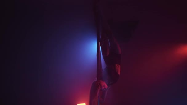 Sexuelle Silhouette an roten und blauen Scheinwerfern. Tanzendes Mädchen mit sexy Körper — Stockvideo